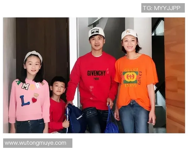 足球明星短袖造型搭配手套引领时尚潮流展现运动与风格的完美结合